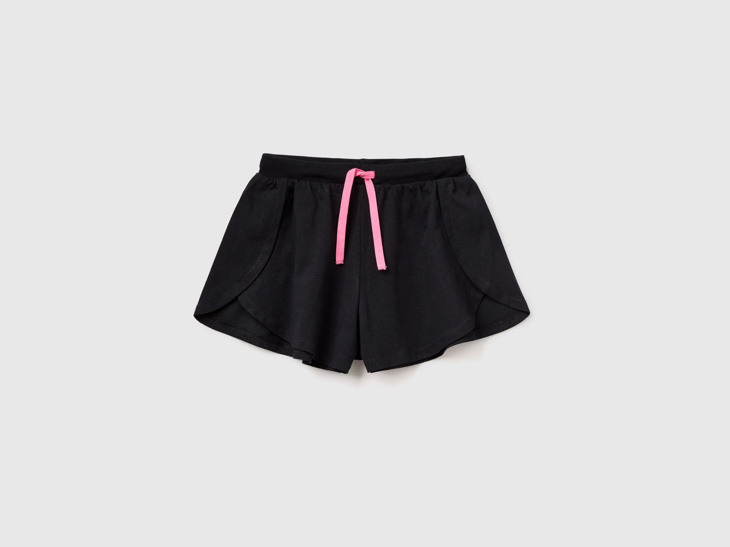 Sporty shorts with slits